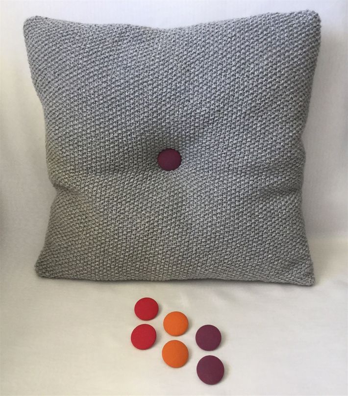 Strikket pude 40x40 cm med 32 mm knap